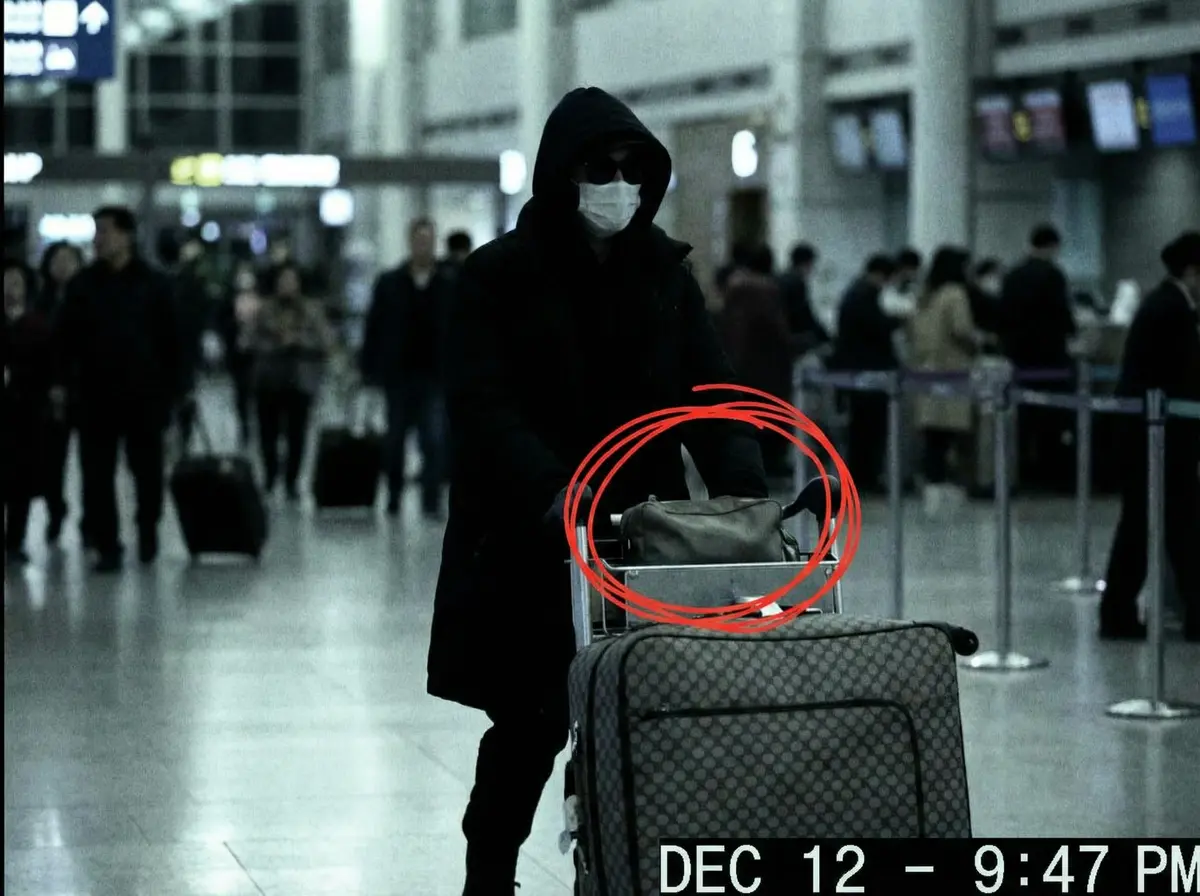 吃瓜爆料 机场偷拍 - 神秘礼物袋引发猜测